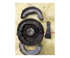 Front hub brake plate with brake shoes