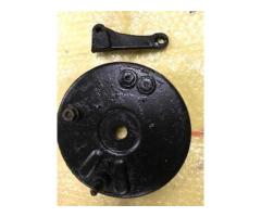 Front hub brake plate with brake shoes
