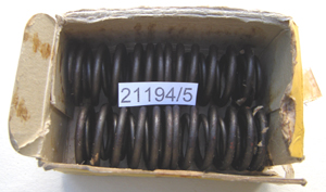 Valve springs : Engine set : Genuine NOS shop soiled - Not boxed : Require cleaning to remove preservative!