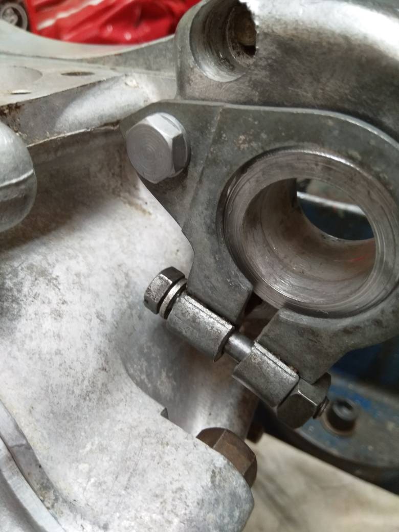 18D2 distributor clamp