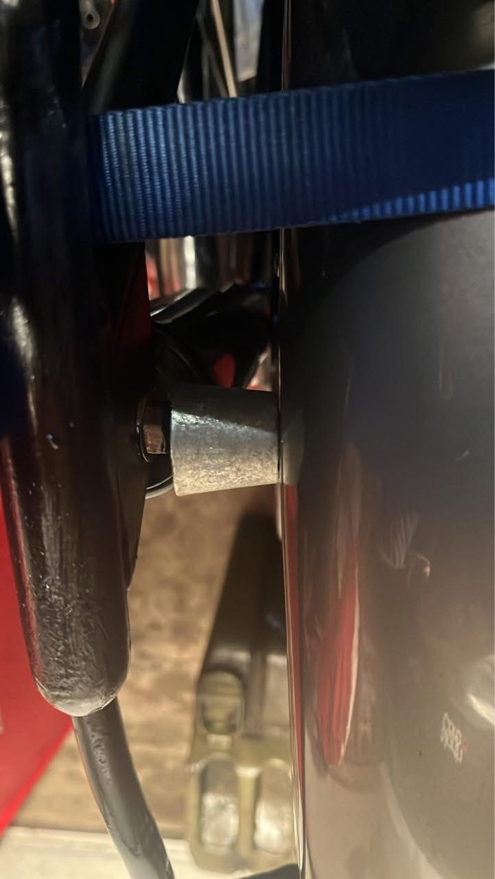 Spacer between shock bolt and mudguard 